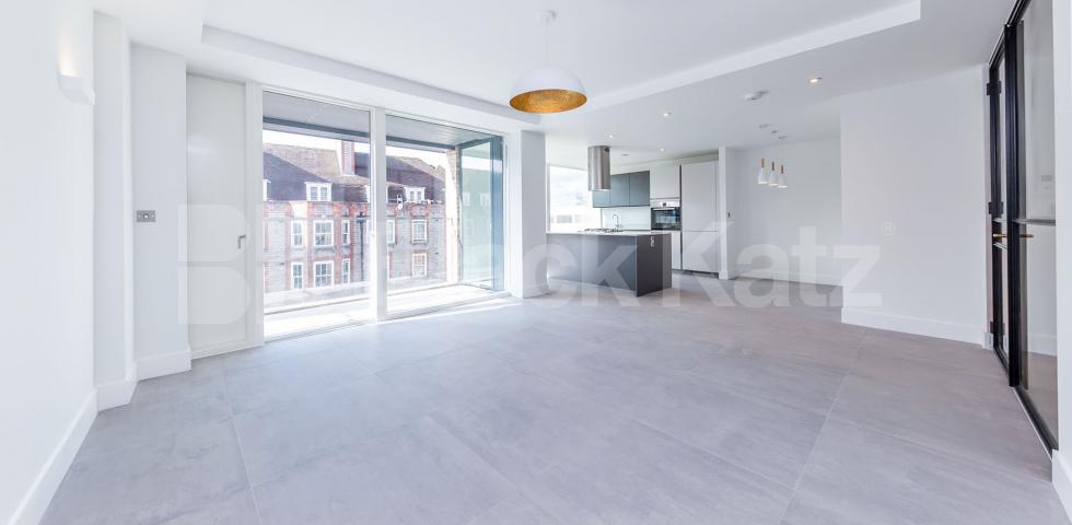 Luxury 3 bed two bath with balcony in a private development in Camden.  Cliff Villas, Camden 